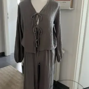 Zweiteiler Musselin Taupe/Grau