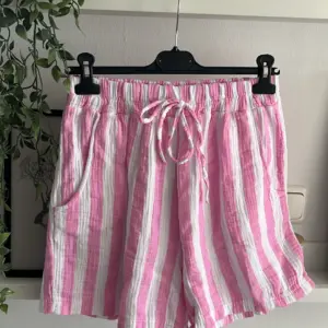 Kurze Hose Musselin rosa/weiß