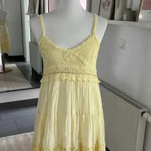 Häkelkleid Gelb