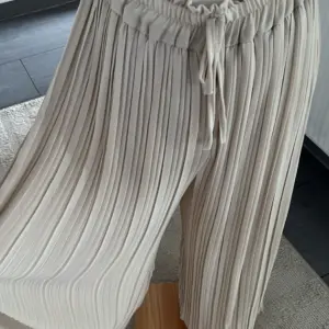 Plissees Hose Beige