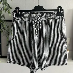 Musselin Shorts gestreift schwarz/weiß