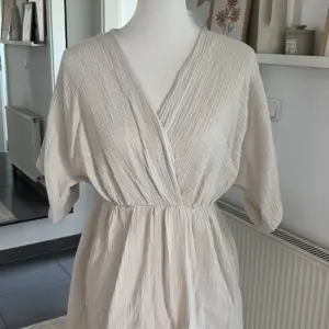 Einteiler Musselin Beige
