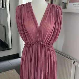 Plissee Kleid Beere