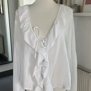 Bluse zum Schnüren weiß