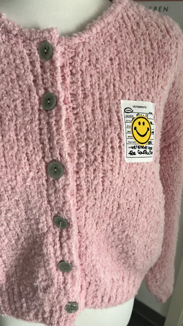 Boucle Cardigan Smiley Rosa – Bild 2