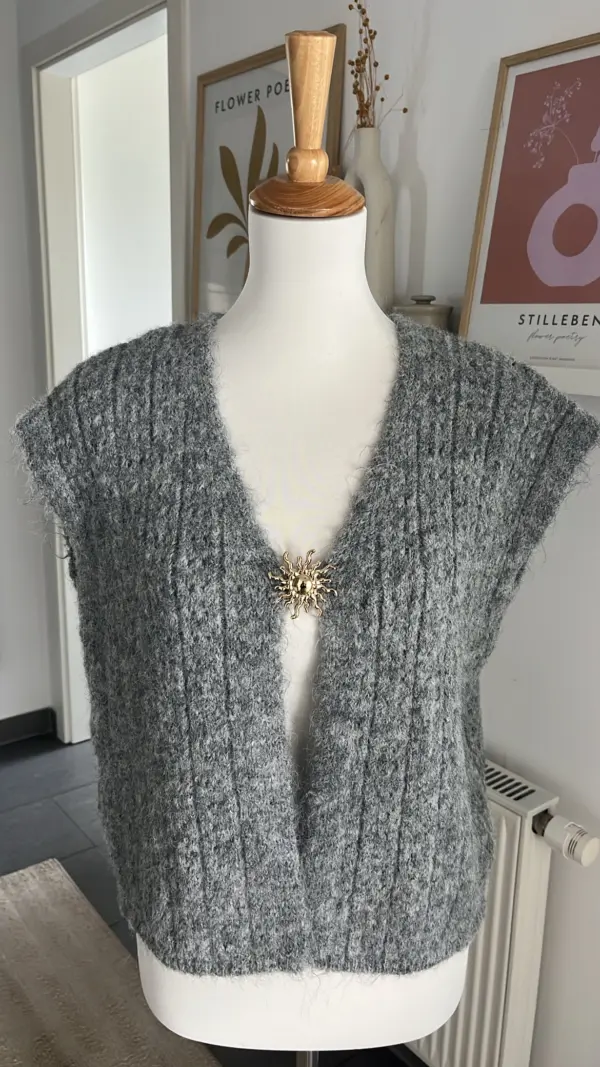 Strickweste Grau mit Brosche – Bild 2