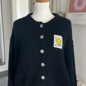 Boucle Cardigan Smiley Schwarz