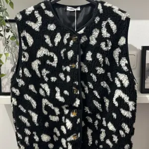 Teddy Weste Leo Schwarz