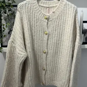 Cardigan Goldene Kn&ouml;pfe Creme