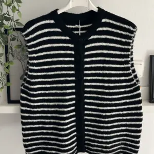 Strickweste gestreift Schwarz/Wei&szlig;